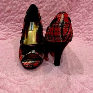 Steve Madden P-Ninna Red Multi heels in size 8 1/2.